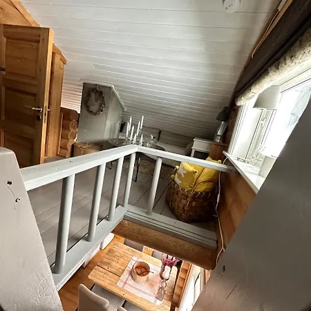 Charming Timber In Center Apartment