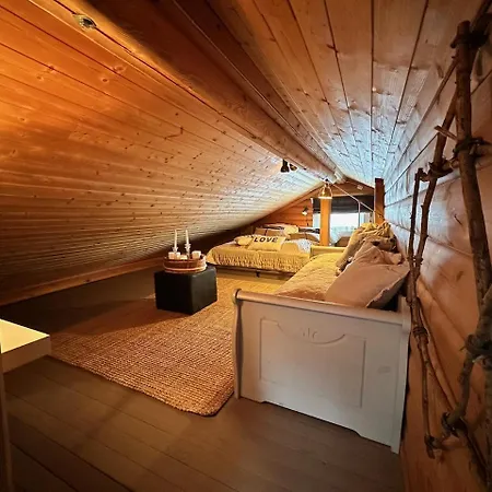 Charming Timber In Center 아파트 *