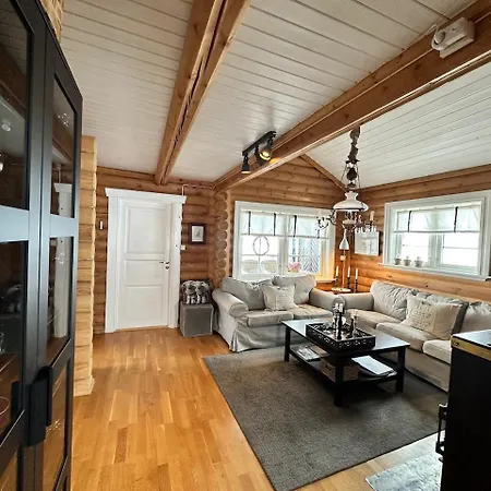 아파트 Charming Timber In Center