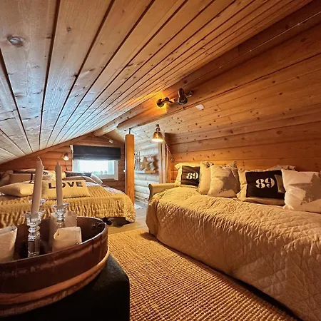 Charming Timber In Center Apartment *